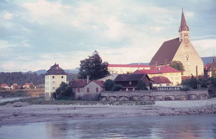 Kirche und Zentrum von Laufen (Bayern), vom Bundesland Salzburg aus, vorne Salzach