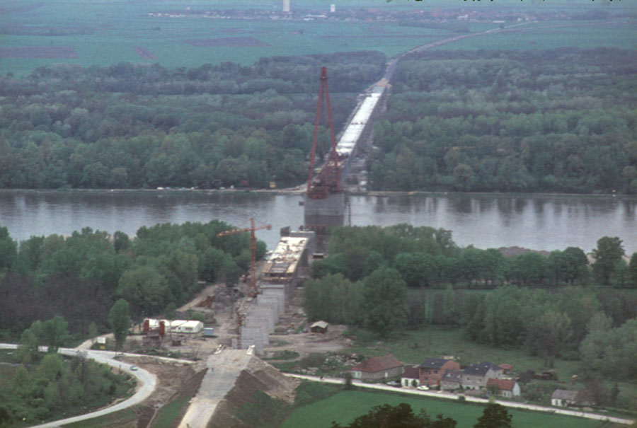 Blick vom Pfaffenberg, Donaubrücke zwischen Bad Deutsch- Altenburg und Engelhartstetten im Bau