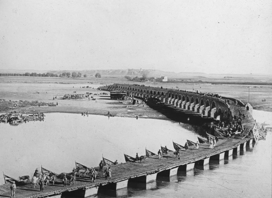 Mossul, Tigrisbrücke und die Akropolis von Ninive