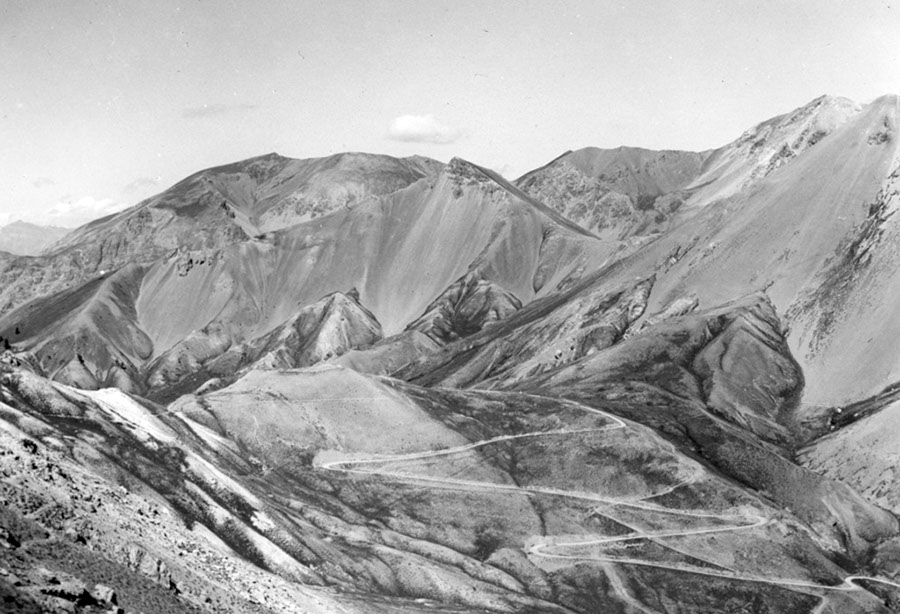 Briançonnais, Col d´Isoard (2300m), südöstlich von Briançon, gesehen vom Südwesten. Darüber Berge aus Brekzienkalk, in Halden aufgelöst