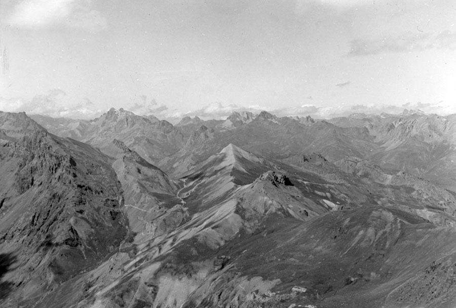 Briançonnais, Blick von der Cime de la Condamine (2936m , östlich der Pelvouxgruppe) auf den Col d´ Eychauda (2400m). Links darüber der Col du Galibier. Aufschiebung des Pennin auf das Pelvouxmassiv