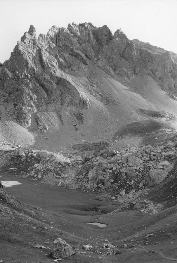 Doline neben Daunmoräne, darüber die Abstürze des Sablier westlich Briançon