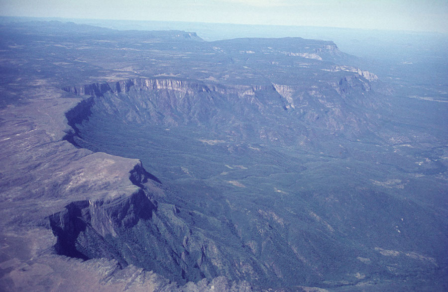 Flug von Sa da Bandeira (heute Lubango) nach Mocamedes, Abfall der Chela, links Hochland, rechts Küstenvorland