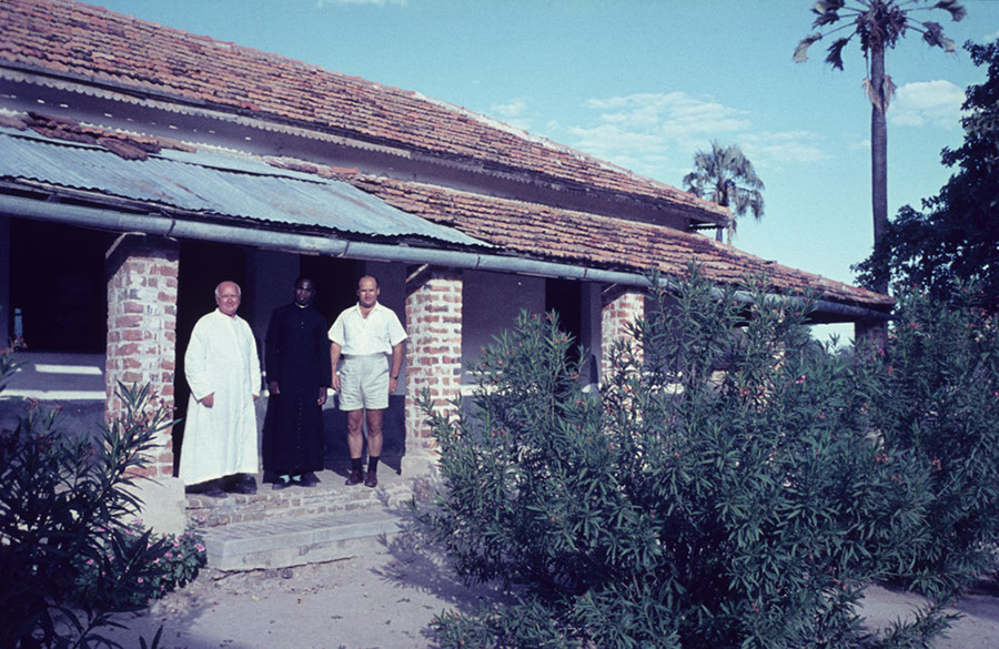 Refektorium der katholischen Mission Omupanda, links elsässischer Pater, Mitte Pater Alfonso, rechts Administrator