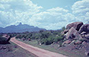 Blick zur großen Randstufe an der Straße Mocamedes (heute Namibe) und Sa da Bandeira (heute Lubango) vor Villa Arriaga, Standpunkt rund 700 Meter Höhe 
