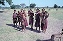 Gruppe von San Frauen mit Kindern